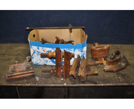 A TRAY CONTAINING VINTAGE WOODEN PLANES including a 22in smoothing by D.Gooch, a 17in by Sarjent, a 14in Invicta, a coffin by