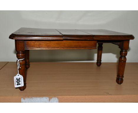 A MINIATURE MAHOGANY MODEL OF AN EXTENDING DINING TABLE, removable central panel, turned legs (missing winder handle), height
