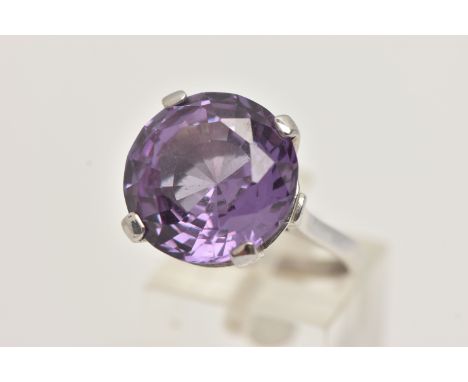 A 9CT WHITE GOLD SYNTHETIC COLOUR CHANGE SAPPHIRE RING, set with a large circular cut synthetic colour change sapphire, in a 