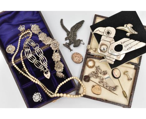 AN ASSORTMENT OF SILVER AND OTHER JEWELLERY, to include a pair of silver knot cufflinks, hallmarked Birmingham, a silver ID b
