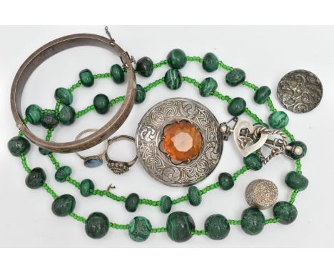 ASSORTED JEWELLERY, to include a graduated malachite bead necklace, a silver hinged bangle with foliate pattern, hallmarked B