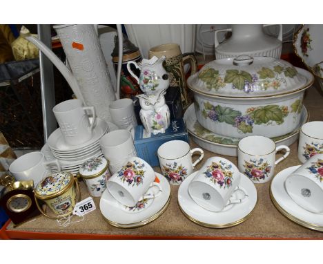 A GROUP OF CERAMICS AND COLLECTABLE ITEMS, to include a Halcyon Days pot pourri vase, a sixteen piece white 1960s Portmeirion