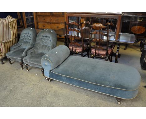 Late Victorian upholstered chaise longue, together with a pair of similar button back upholstered easy chairs on turned legs 