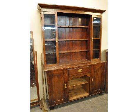 Early 20th Century stained oak cabinet backed dog kennel dresser. (B.P. 21% + VAT) Dog kennel board and shelf is worn, dry an