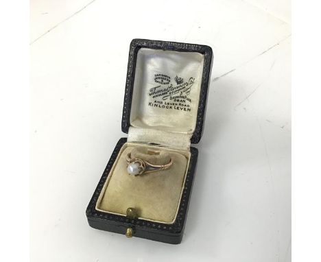 A 9ct gold ring with single pearl in claw setting, in original box (P) (1.86g)