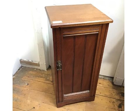 An Edwardian mahogany bedside cabinet, the interior fitted three shelves, lacking one, on bracket feet (76cm x 36cm x 34cm)