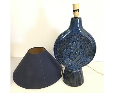 A 1970s style ceramic lamp, the flask shaped body on reeded base, complete with shade (47cm to top of lampholder x 12cm)