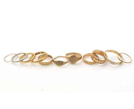 A platinum ring, 2.2g; six 18ct gold wedding bands, 15.4g gross; and two 9ct gold signet rings, 5.6g gross.