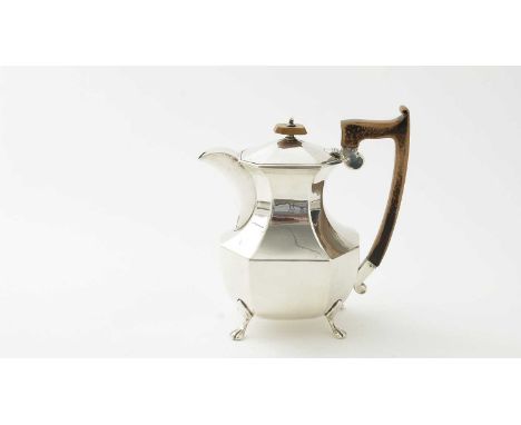 A silver hot water jug, by Edward Viners, Sheffield 1936, with wooden finial and handle, 20.5oz gross.