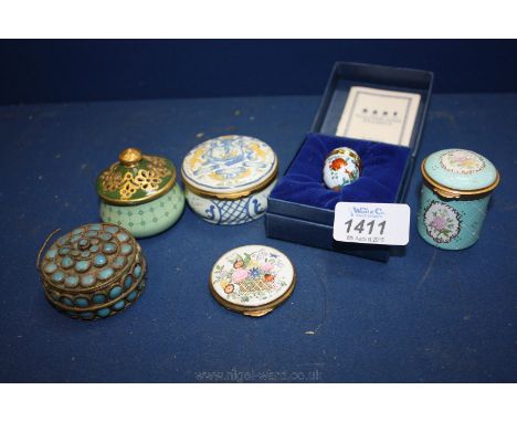A small quantity of enamelled lidded Trinket Pots and boxed 'Halcyon Days' enamel Egg decorated with Fish, 1'' long.