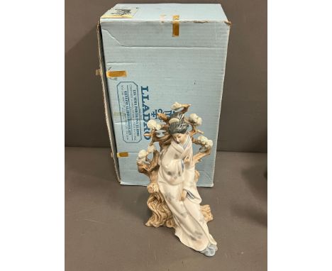 Lladro Gelsha girl 4807 with flowers and fan along with box 
