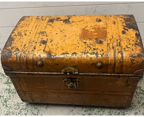 A vintage metal trunk (H38cm W56cm D40cm)