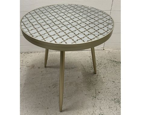A contemporary round side table on tripod legs (H61cm Dia60cm)