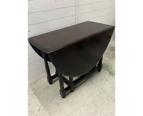 An oval drop sided gate leg table (W150cm)
