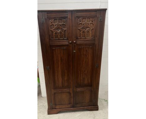 An oak linen fold wardrobe (H167cm W91cm D45cm)