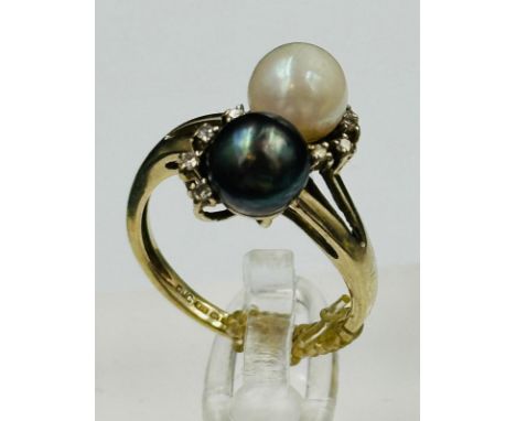 A 9ct gold pearl and white stone crossover ring with an approximate weight of 3.2g and size K