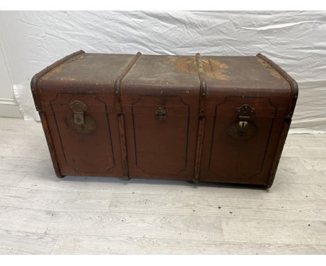 A vintage travelling trunk. H.46 W.90 D.53cm. 