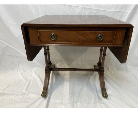 A small Regency style mahogany sofa table. H.51 W.51 D.45.5cm. Extended W.88.5cm. 