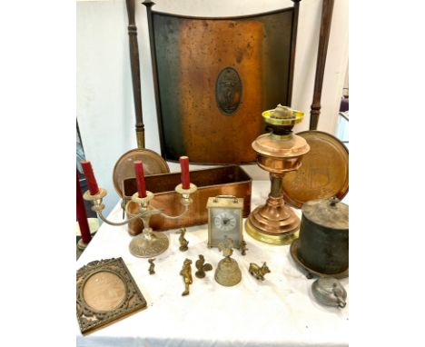 Selection brass and metalware to include firescreen, bed warmers, picture frame etc 