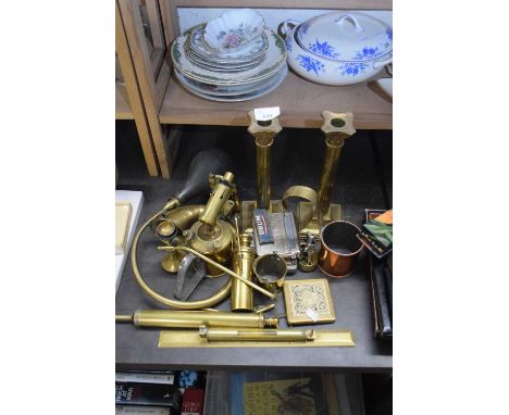 MIXED LOT VARIOUS BRASS WARES TO INCLUDE CANDLESTICKS, VINTAGE CAR HORN, BLOW LAMP, SPIRIT LEVEL AND OTHER ITEMS