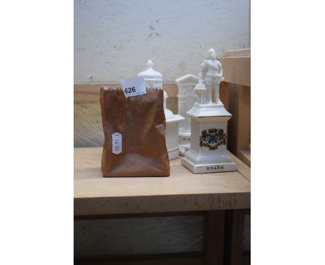MIXED LOT CRESTED CHINA WARES TO INCLUDE REPRODUCTION NORTH WALSHAM MARKET CROSS, A ROSENTHAL CERAMIC SHOPPING BAG ETC