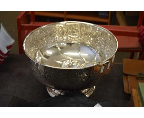LARGE VINERS OF SHEFFIELD SILVER PLATED PUNCH BOWL WITH LADLE