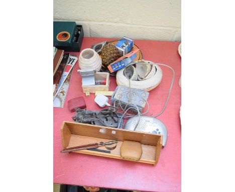 MIXED LOT ASSORTED HOUSE CLEARANCE ITEMS TO INCLUDE MODEL GLADIATOR AND HORSES, RADIO ALARM CLOCK, CERAMICS, BOOKSTAND ETC