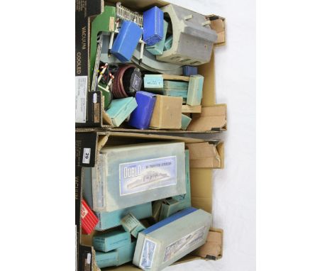 Large group of Hornby Dublo accessories to include boxed D1 Through Station, boxed D1 Island Platform, 10 x items of boxed ro