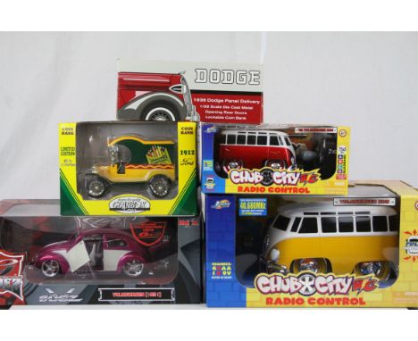 Five boxed diecast model vehicles to include Maisto 1:18 VW 1951 Bugz, Jada Toys VW Bus Chub City Radio Control &amp; '62 VW 