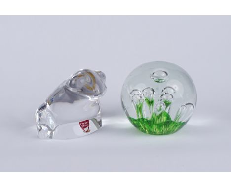 Frosch, Kristallglas, Orrefors , Schweden und Briefbeschwerer/Paperweighth Frosch mit Originaletikett, H.7,3cm; Kugel-Paperwe