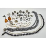 1 Konv. Schmuck wohl vollständig Silber z.T. mit Perlen, Bernstein, u.a., je Asp./Gsp.
