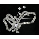 1 Brosche Platin wohl Art déco mit Brillanten je im Altschliff, zentral wohl ca. 0,7ct. sowie kleine