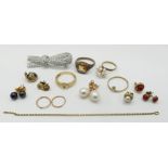 1 Damenring GG 18ct. mit kleinem Solitärbrillant wohl ca. 0,05ct. Ringgröße ca. 57, 1 Brosche CHRIST
