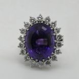 1 Damenring WG 18ct. zentral mit ovalem facettiertem Amethyst ca. 1,6x1,3cm, Brillantkranz je wohl c