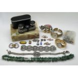 1 Konv. Schmuck Si. (wohl ca. 3 Teile) , Mode/Metall u.a. z.T. verg. z.T. um 1900, 1 Kunstobjekt (Ge
