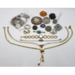 5 Teile Schmuck je Silber z.T. vergoldet z.T. mit Türkis und Kunststoff, wohl Saphire, 1 Konv. Schmu