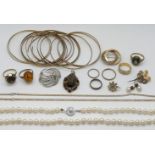 1 Konv. Schmuck GG/WG je 8ct. z.T. mit Perlen, Edelsteinen, u.a., je Asp./Gsp.