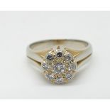 1 Ring GG 18ct. mit Brillanten, zentral ca. 0,2ct. und Brillantkranz, Ringgröße ca. 63, Tsp.