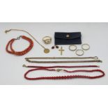 6 Schmuckteile je GG 14ct. z.T mit Grandeln und Korallen, 5 Schmuckteile je GG 8ct. sowie 2 Korallen