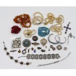 1 Konv. Schmuck Silber (ca. 18 Teile) z.T. mit Rosenquarz, wohl Rubine; Mode/Metall u.a., z.T. vergo