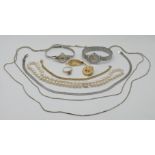 1 Perlenkette, 1 Ring je GG 14ct., 1 Damenarmbanduhr Si. 835 sowie 1 Konv. Schmuck u.a. Mode/Metall