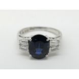 1 Damenring WG 18ct. innen mit weiteren Stempeln, wohl mit ovalem Saphir ca. 10x7,5mm und 4 tapered
