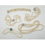 1 zweireihiges Perlencollier Verschluss WG 18ct. mit Rubinen sowie 1 Konv. Perlschmuck versch., Vers