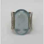 1 Damenring WG 18ct. mit hellblauem ovalen Edelstein (Aquamarin?) ca. 2,4x1,7cm, kleine Brillanten w