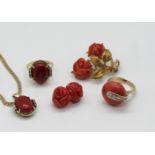 1 Konv. Korallenschmuck z.T. mit Brillanten bis zu ca. 0,05ct., Fassung der Brosche GG 18ct.,