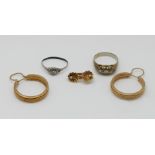 2 Damenringe je wohl ungestemp. wohl z.T GG/WG/Si. mit Brill. bis zu ca. 0,22ct. sowie 2 Paar Ohrrin