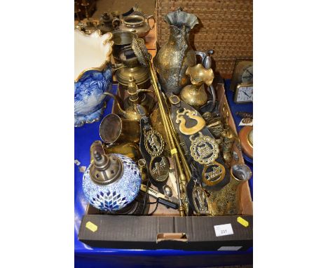 Box of various mixed brass and other metal wares to include fire tools, horse brasses, etc