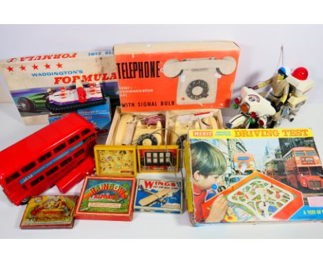 Lincoln - Son Ai Toys - Merit -  Others - A group of unboxed plastic toys, with some vintage games and puzzles. Lot includes 