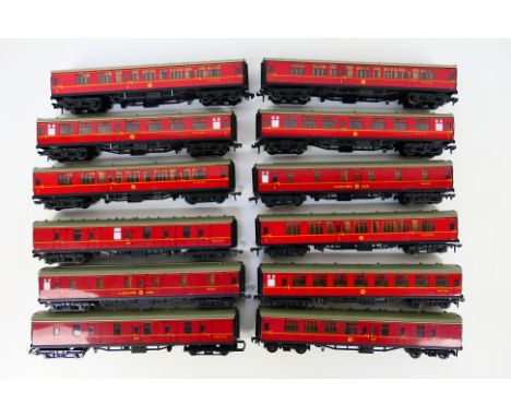 Hornby Dublo - A rake of 12 unboxed OO gauge passenger coaches in BR maroon from Hornby Dublo. Lot includes Hornby Dublo Mk1 