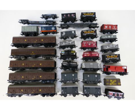 Lima - Mainline - Others - An unboxed group of mainly Mainline OO gauge freight rolling stock items. Lot includes Mainline 7 